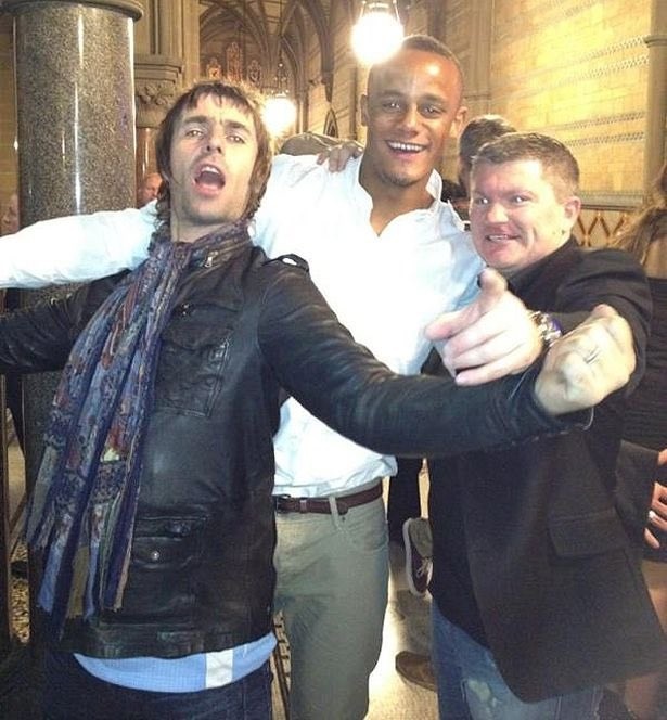 孔帕尼發(fā)文悼念曼城忠實球迷、拳王哈頓：安息吧，傳奇