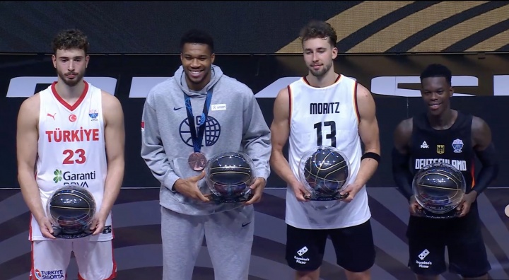 對(duì)自己要求很高！最佳陣容領(lǐng)獎(jiǎng)的4人 只有申京沒(méi)笑