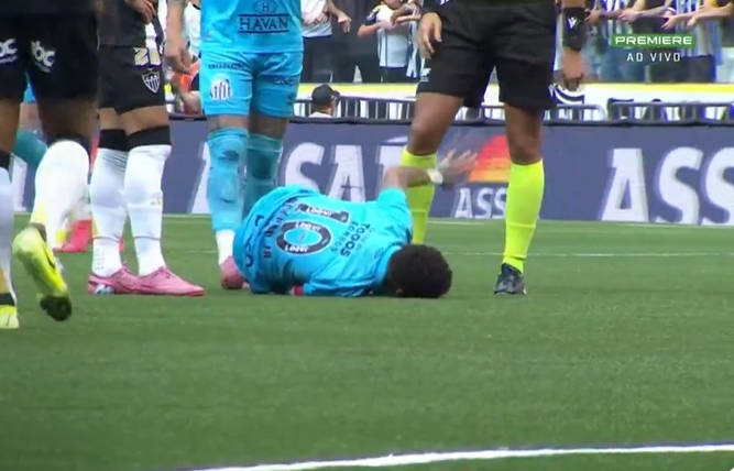 開場一分鐘就扭腳！內(nèi)馬爾賽后怒噴：這人工草皮就是屎！??