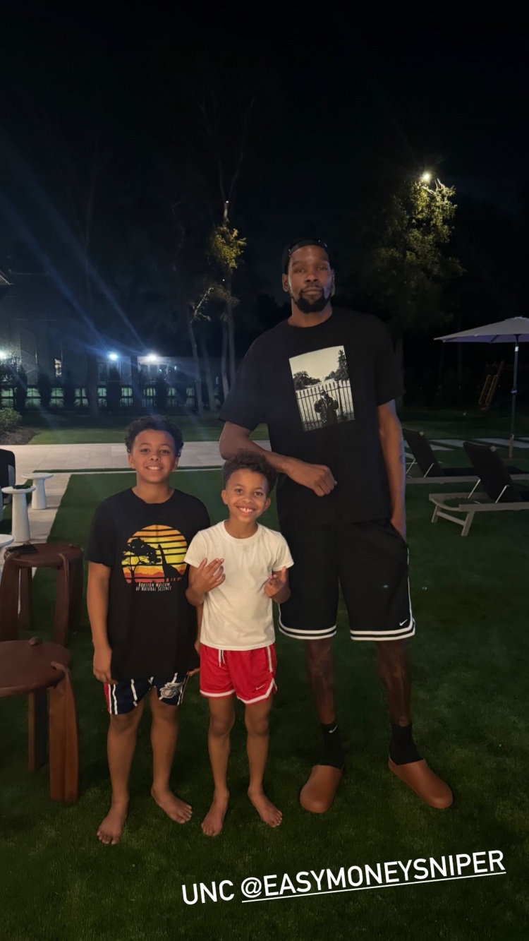 KD到休城了？火箭球探奧古斯汀曬兒子與杜蘭特合照 2人是大學(xué)隊(duì)友