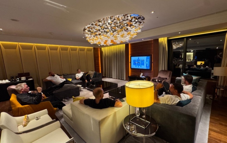 慘！費迪南德、魯尼等曼聯(lián)名宿在酒店看曼市德比，結(jié)果曼聯(lián)被吊打