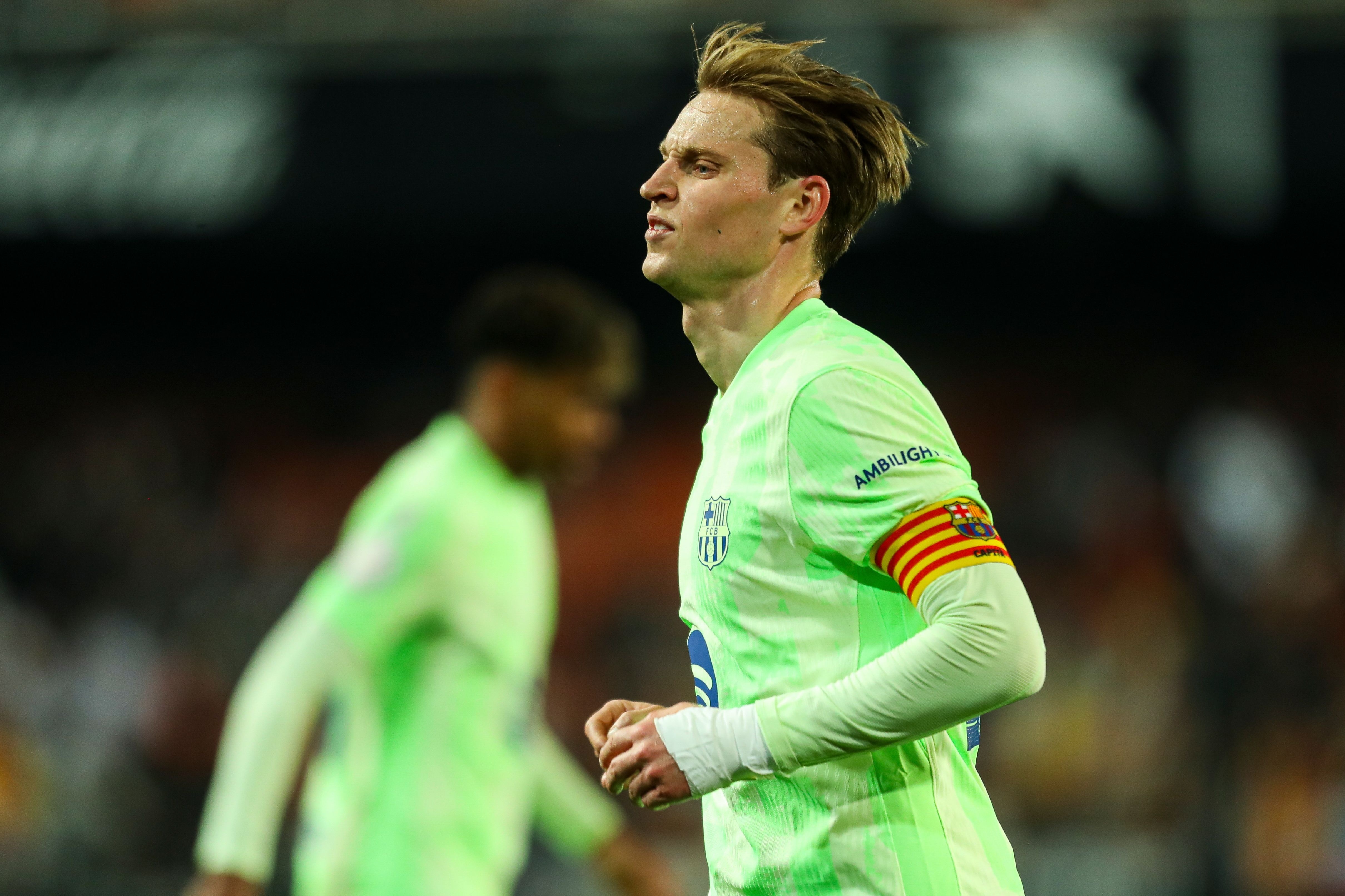 記者：德容已開始隨隊訓(xùn)練，巴薩預(yù)計他能在歐冠中復(fù)出戰(zhàn)紐卡