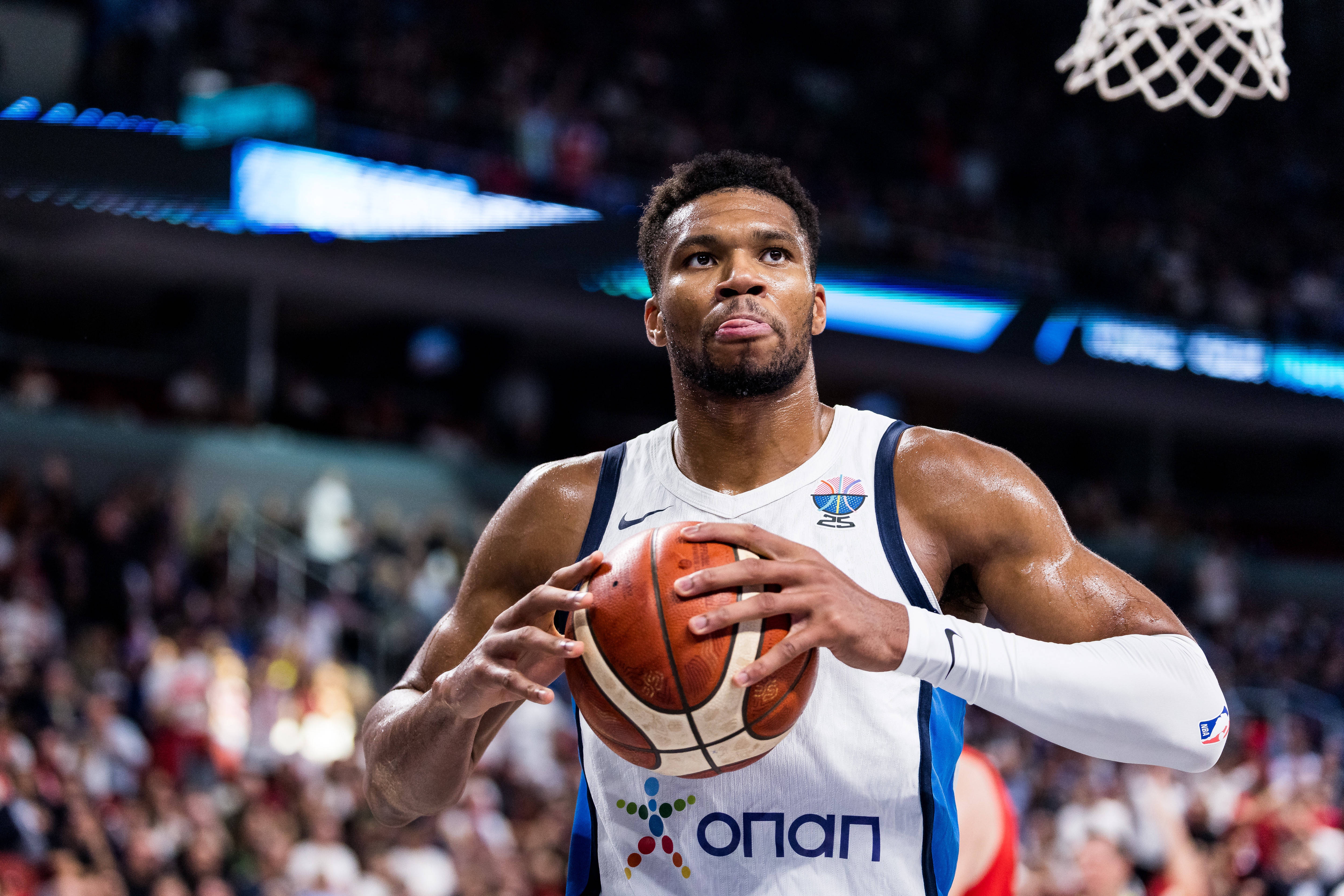 率隊(duì)奪得銅牌&場(chǎng)均27.3分！雄鹿祝賀字母入選歐錦賽最佳陣容