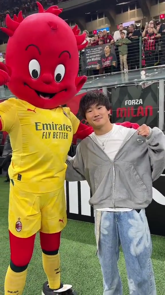 紅牛車手角田裕毅造訪米蘭，獲贈(zèng)22號(hào)球衣并與莫德里奇合影