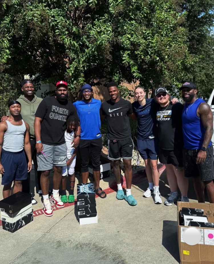 感謝付出！飛翼結(jié)束本賽季征程 佩奇-布克斯給陪練球員送球鞋禮物