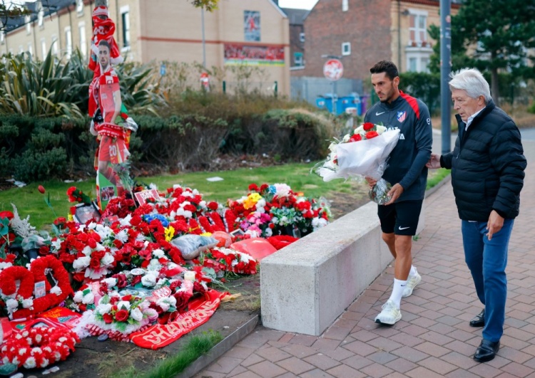 紀念若塔，馬競主席塞雷佐和隊長科克在安菲爾德球場外為其獻花