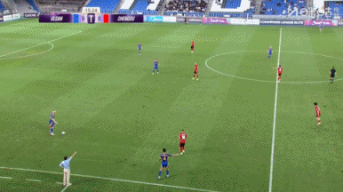 好險！蹇韜出擊至禁區(qū)邊摘球脫手，好在二次反應將球拿下