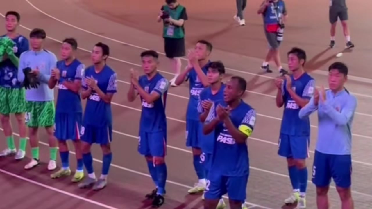 上海申花亞冠首輪客場不敵江原FC 賽后申花遠(yuǎn)征球迷高聲鼓勵球隊(duì)