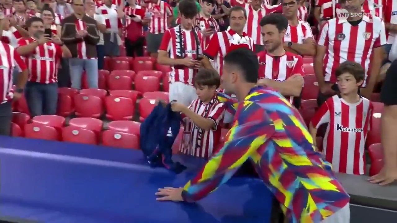 暖心大哥哥??馬丁內(nèi)利賽后將球衣送給畢巴小球迷，與之親切合影