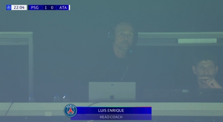 ??又來？恩里克在看臺頭戴耳機指揮巴黎，此前法甲就有類似情況