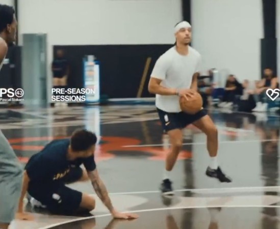 西亞卡姆組織隊(duì)內(nèi)迷你訓(xùn)練營對(duì)抗賽 內(nèi)姆哈德在訓(xùn)練中晃到隊(duì)友！