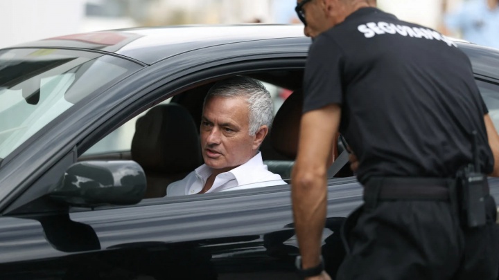 太有實力了！穆里尼奧駕駛法拉利抵達(dá)，準(zhǔn)備與本菲卡正式簽約