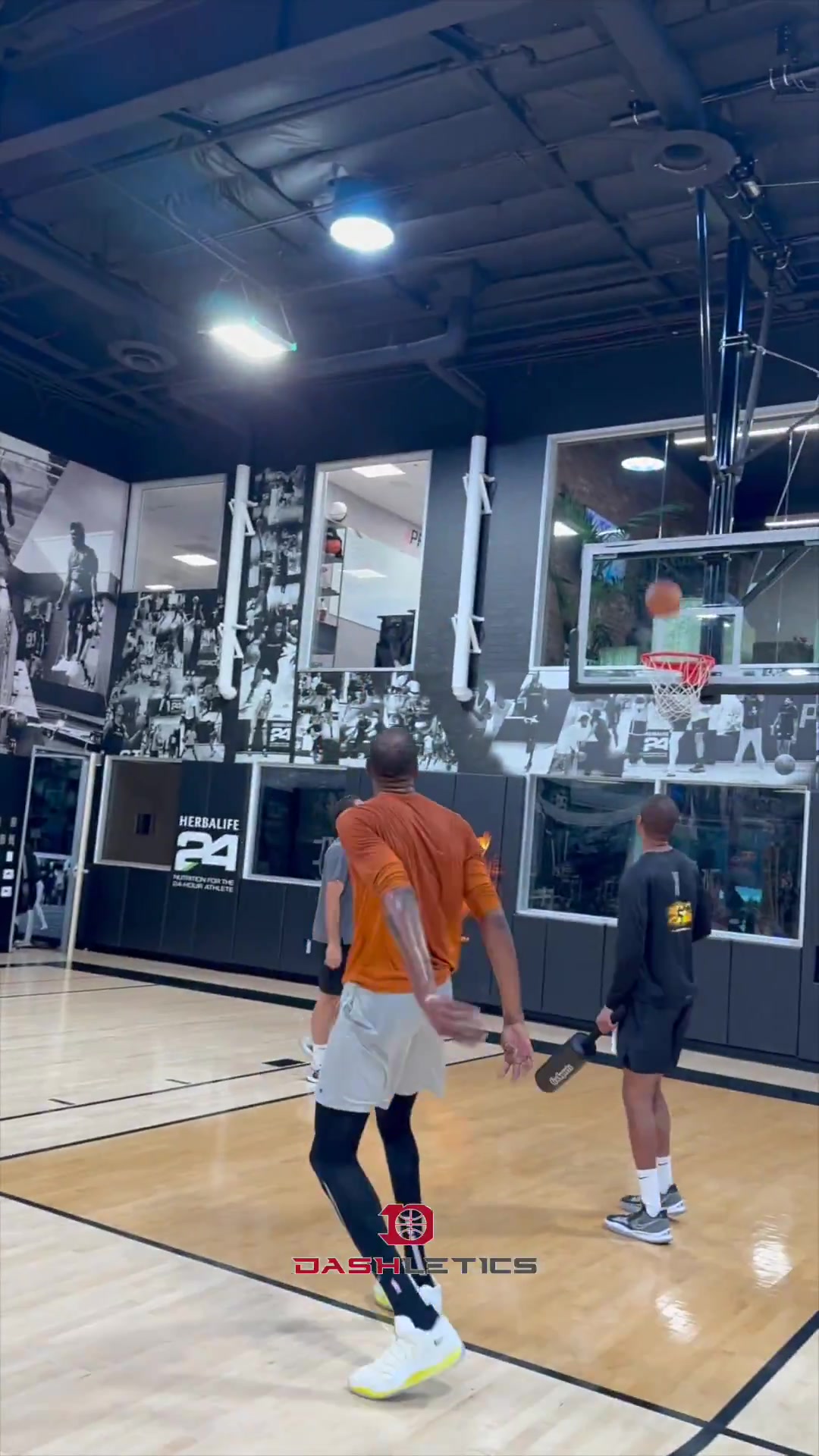 杜蘭特訓(xùn)練秀絕活：超大幅度變向后出手 大跨步后轉(zhuǎn)身無(wú)解中投！