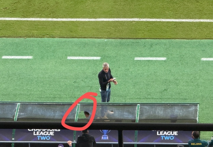 去年蘇亞雷斯曾被林良銘鏟骨折，今年塞蒂恩又被恩加德烏“開(kāi)瓢”