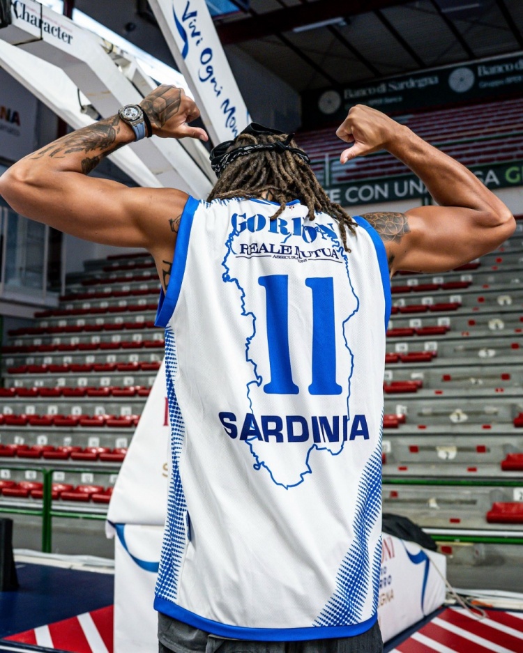 遙遠(yuǎn)的他不可以再歸家！戈登在意大利穿上其已故哥哥的球衣