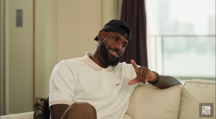 詹姆斯：我和朋友打高爾夫時不太被人打擾 在上海我們冒著大雨打