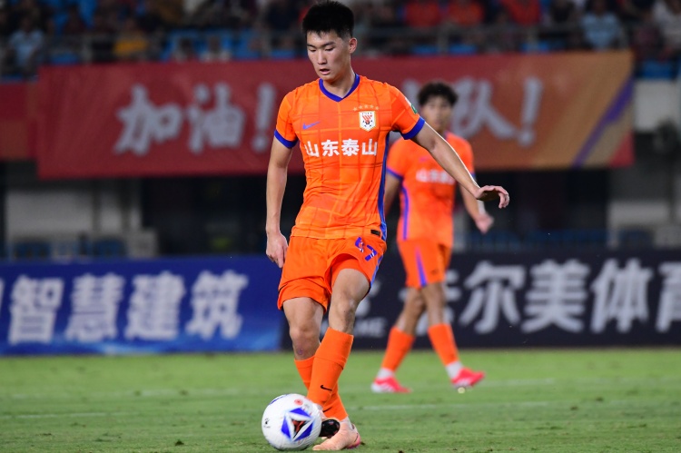 魯媒：王昊斌首次出席發(fā)布會(huì) 青島青春足球場(chǎng)的場(chǎng)地條件并不理想