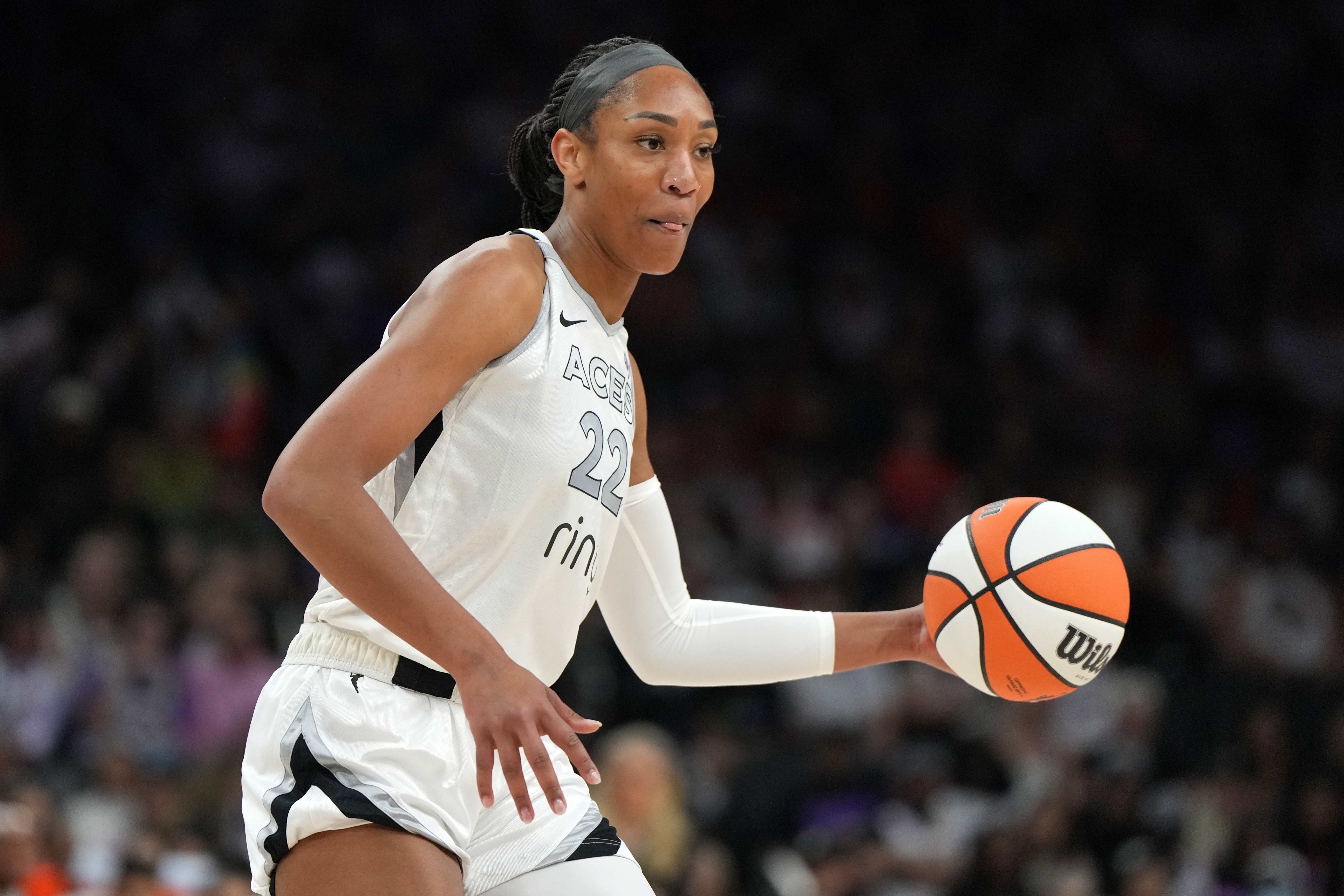 季后賽35+同時帽斷合計5個場次：阿賈-威爾遜兩次 其他人一共兩次