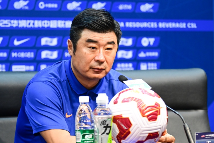 韓鵬：好幾個(gè)隊(duì)員一直在感冒，也是一邊吃藥一邊訓(xùn)練