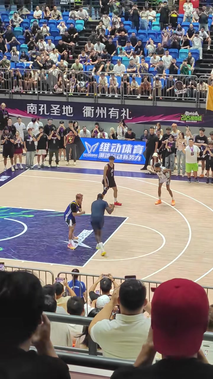 效果拉滿??追夢(mèng)將穿著普爾球衣的程鑫凱掀翻在地&拉拽鎖喉五米