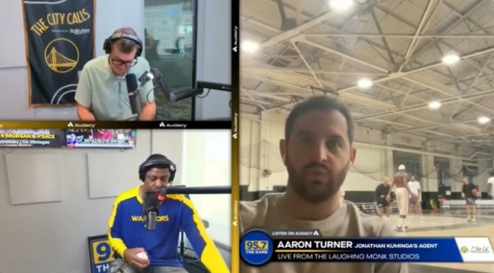 營銷能力Max！經(jīng)紀(jì)人接受視頻采訪 庫明加在其身后訓(xùn)練