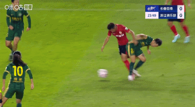 浙江少打一人隨即落后！梁諾恒飛鏟對手膝蓋 馬寧觀看VAR改判紅牌