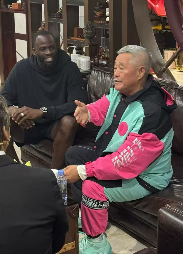 這聯(lián)動(dòng)！追夢(mèng)前往《劉老根大舞臺(tái)》和趙本山合照