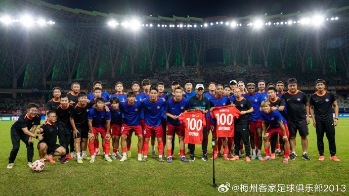 梅州客家球員廖均健、羅德里格 代表球隊(duì)出戰(zhàn)第100場(chǎng)正式比賽