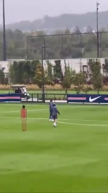 認可！球迷觀看巴黎訓練，為主帥恩里克送上掌聲