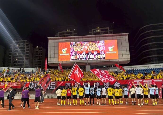 川超揭幕戰(zhàn)，成都隊(duì)6-0大勝遂寧隊(duì)，21000余名球迷現(xiàn)場觀戰(zhàn)