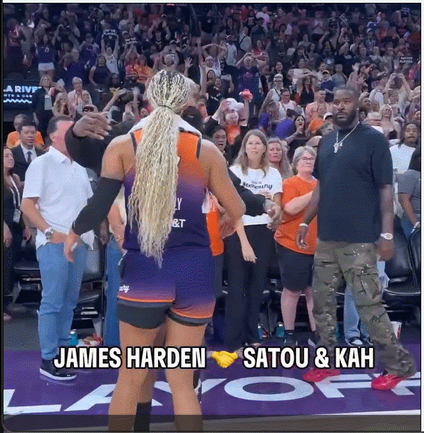 左擁右抱的！哈登觀戰(zhàn)菲尼克斯水星 與薩巴利和庫珀相擁慶祝