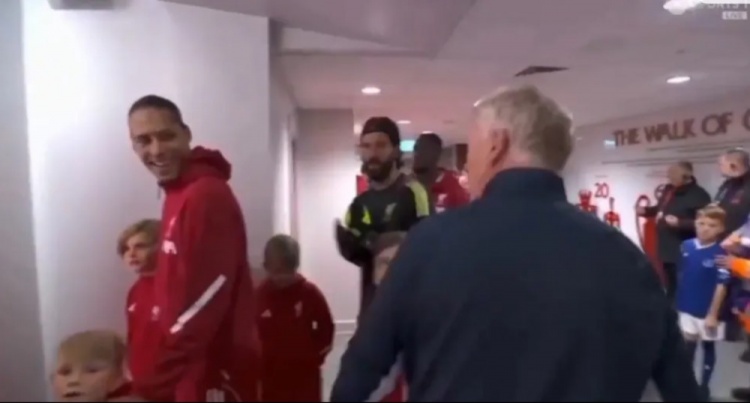 英媒：莫耶斯賽前就與主裁判發(fā)生激烈交談，范迪克在一旁大笑