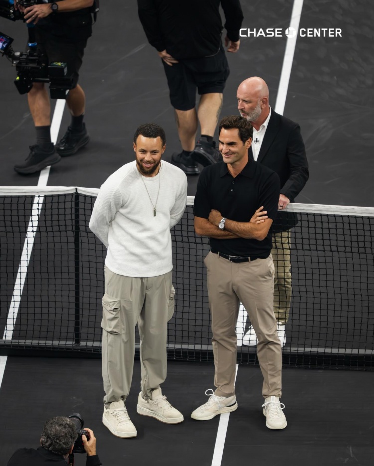 勇士官方曬庫(kù)里與費(fèi)德勒合影：黑色球場(chǎng)上的兩位傳奇??