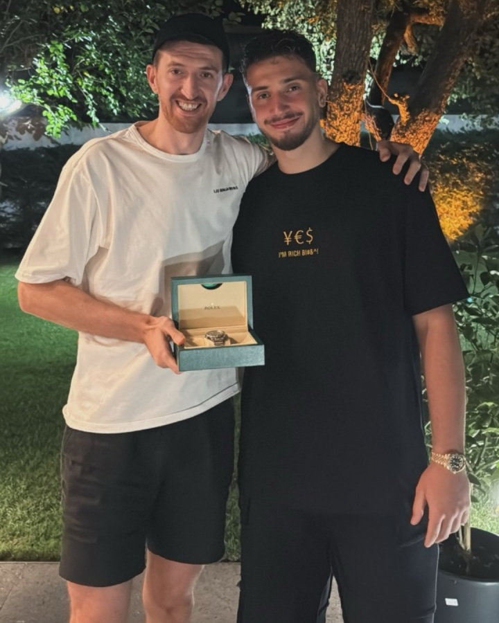 五年1.85億即將生效！申京贈(zèng)送勞力士 胸前寫著：我老富了