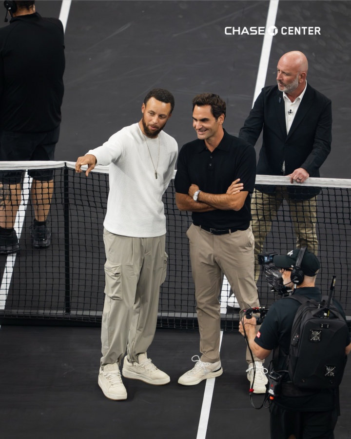 都好帥！庫里與費(fèi)德勒合影 還對(duì)著大通中心某處指指點(diǎn)點(diǎn)~