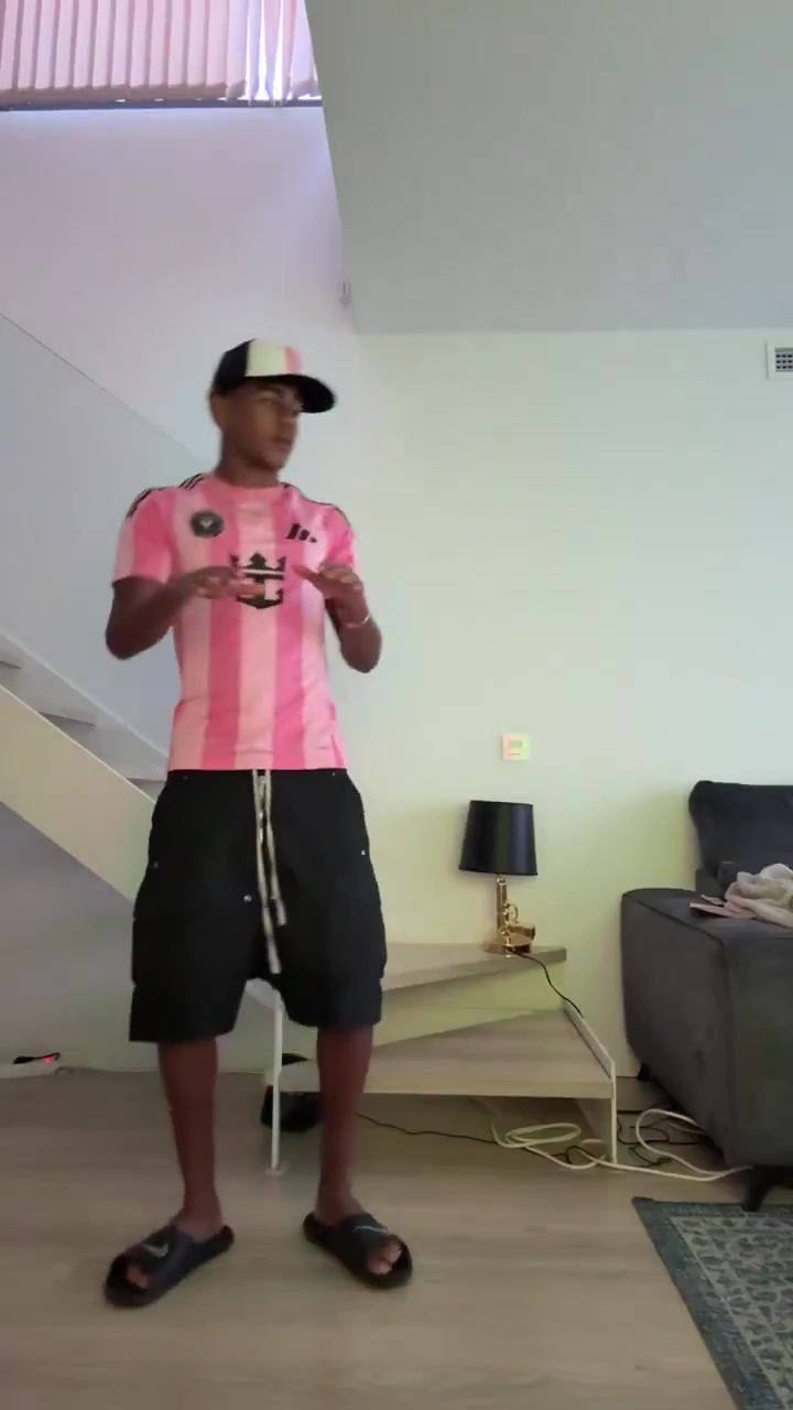 ??致敬？亞馬爾社媒曬視頻跳尬舞，身穿梅西的邁阿密國(guó)際球衣