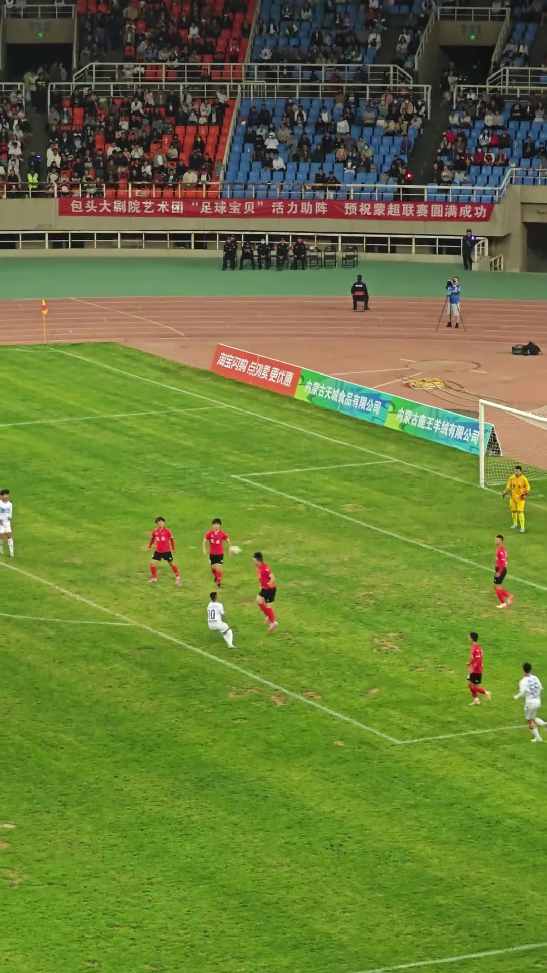 “蒙超”通遼隊(duì)39號(hào)球員連續(xù)解圍失誤，送對(duì)手1V5破門