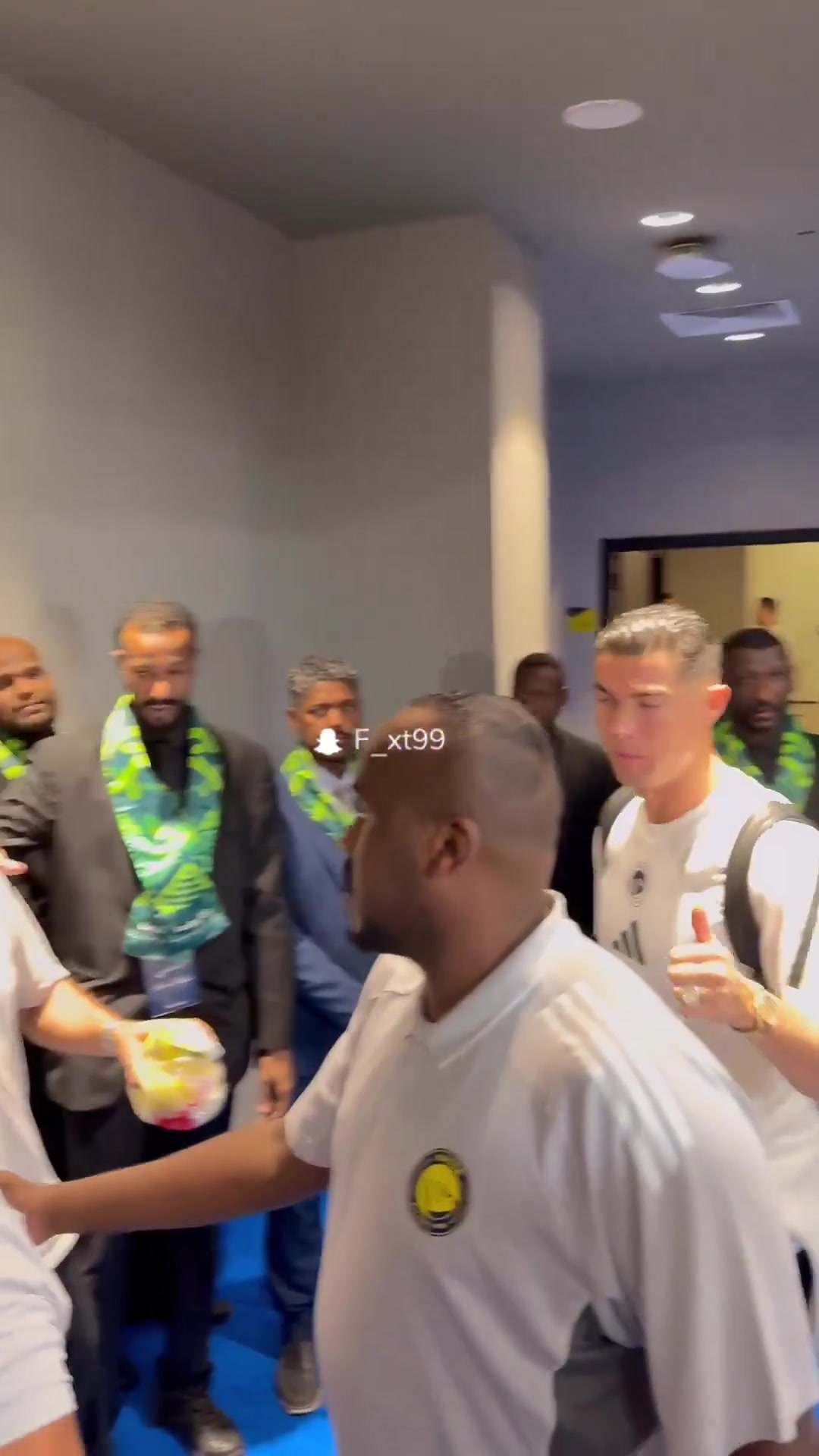 梅西世界杯同款！記者向C羅贈送傳統(tǒng)服飾Bisht，以慶祝沙特國慶日