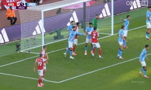 特羅薩德傳中，中路約克雷斯沒反應過來