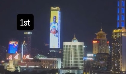 亮相中國上海外灘巨幕！追夢：媽媽我做到了 永懷感恩！