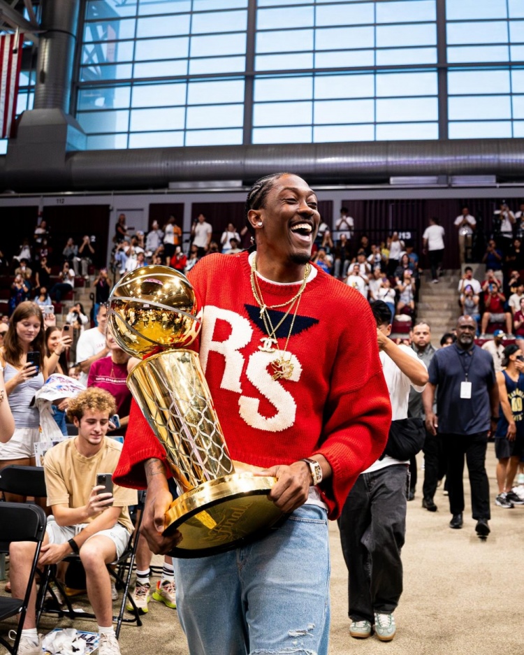 凱旋歸來！杰倫-威廉姆斯帶著總冠軍獎(jiǎng)杯重返母校！