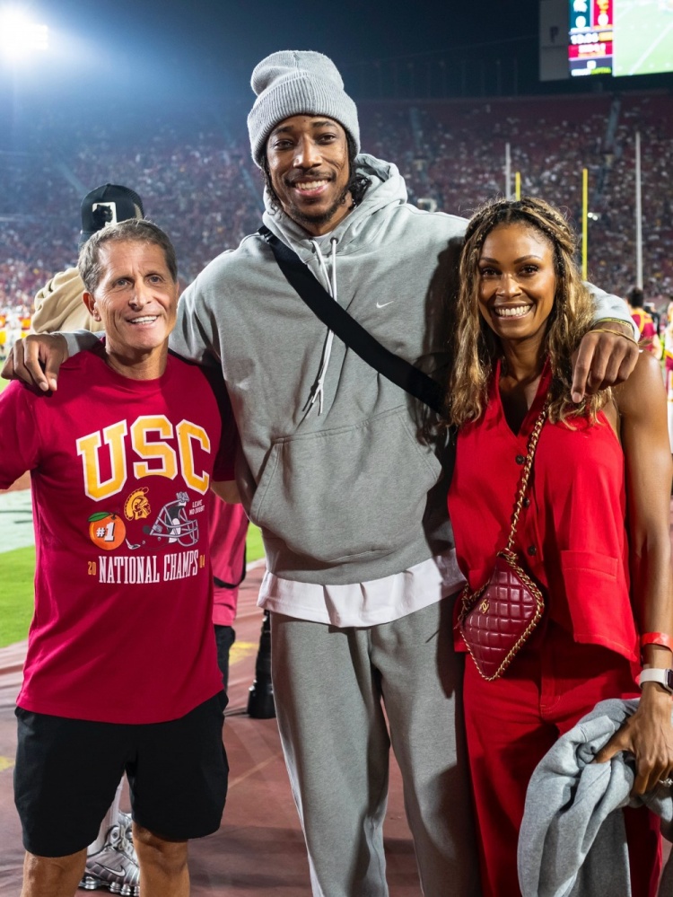 永遠(yuǎn)的特洛伊人！德羅贊回母校南加大看橄欖球 與校友開心互動(dòng)