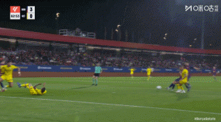 巴薩進(jìn)第三球時(shí)有球迷手持巴勒斯坦國旗沖進(jìn)球場，引發(fā)赫塔菲抗議