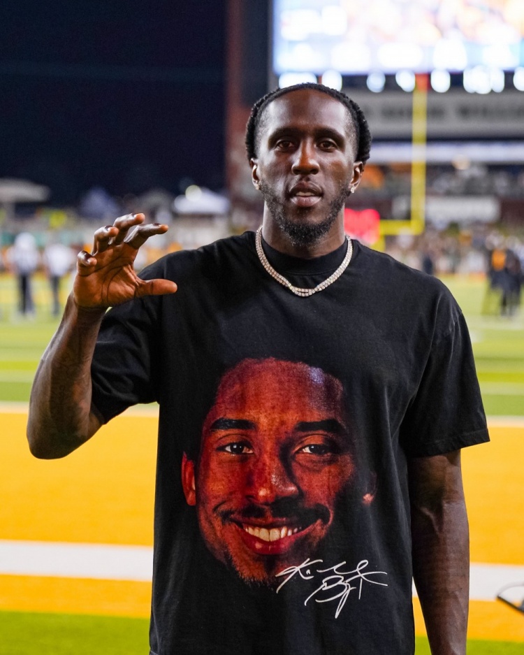 普林斯回母校貝勒大學參加活動 穿著一件印有科比照片的T恤