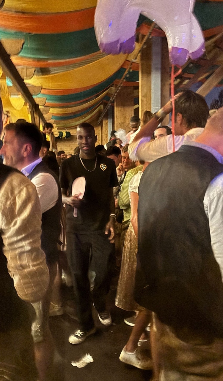 圖片報：周日晚孔帕尼和多名球員私下參加啤酒節(jié)，杰克遜身穿常服