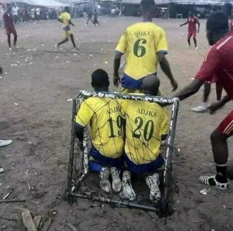 今日趣圖：中鋒踢后衛(wèi)、禁區(qū)擺大巴，瓜帥最終成了穆帥的樣子~