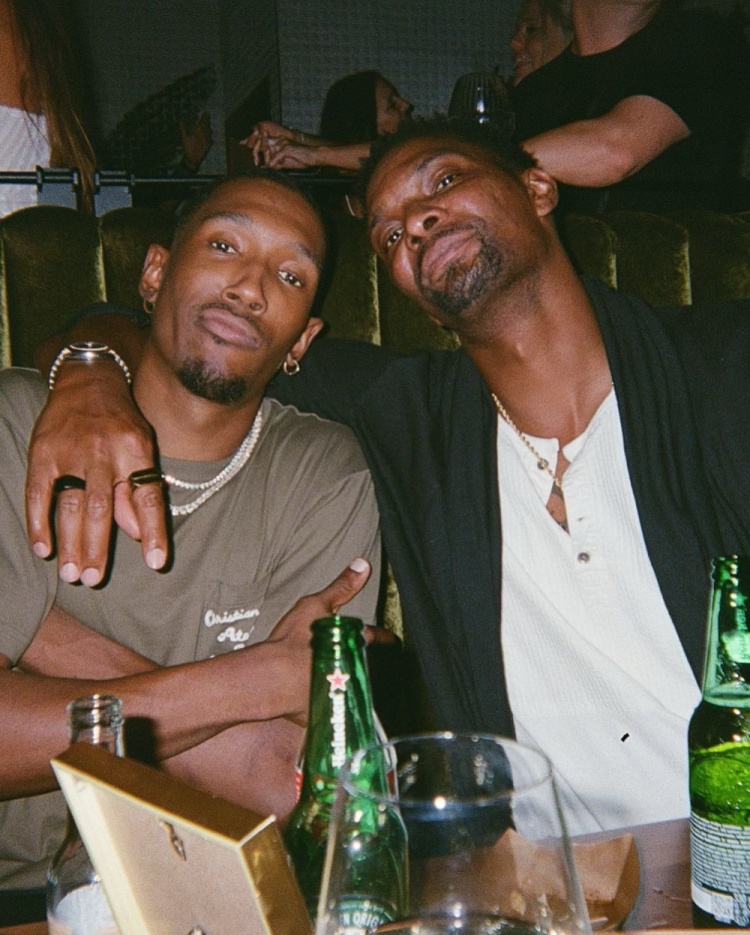 享受生活！約什-理查德森曬和老大哥波什合照！