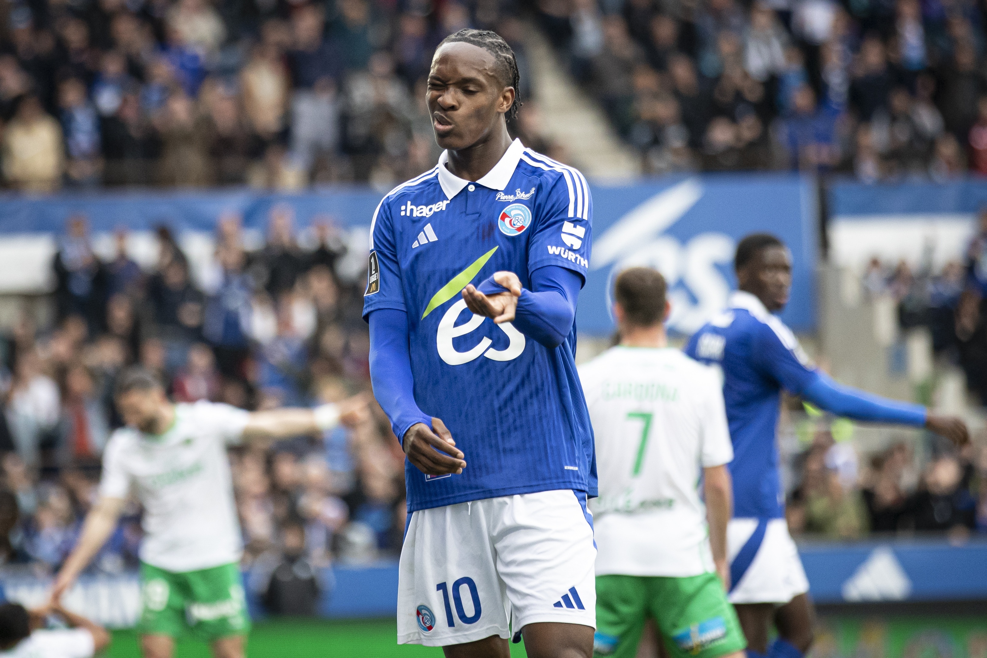 隊報：埃梅加傳射助斯特拉斯堡客勝，向攻擊他的極端球迷怒吼