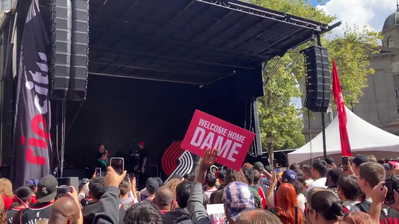 楊瀚森與利拉德?lián)肀В￠_(kāi)拓者舉辦活動(dòng) 歡迎35歲利指導(dǎo)回家