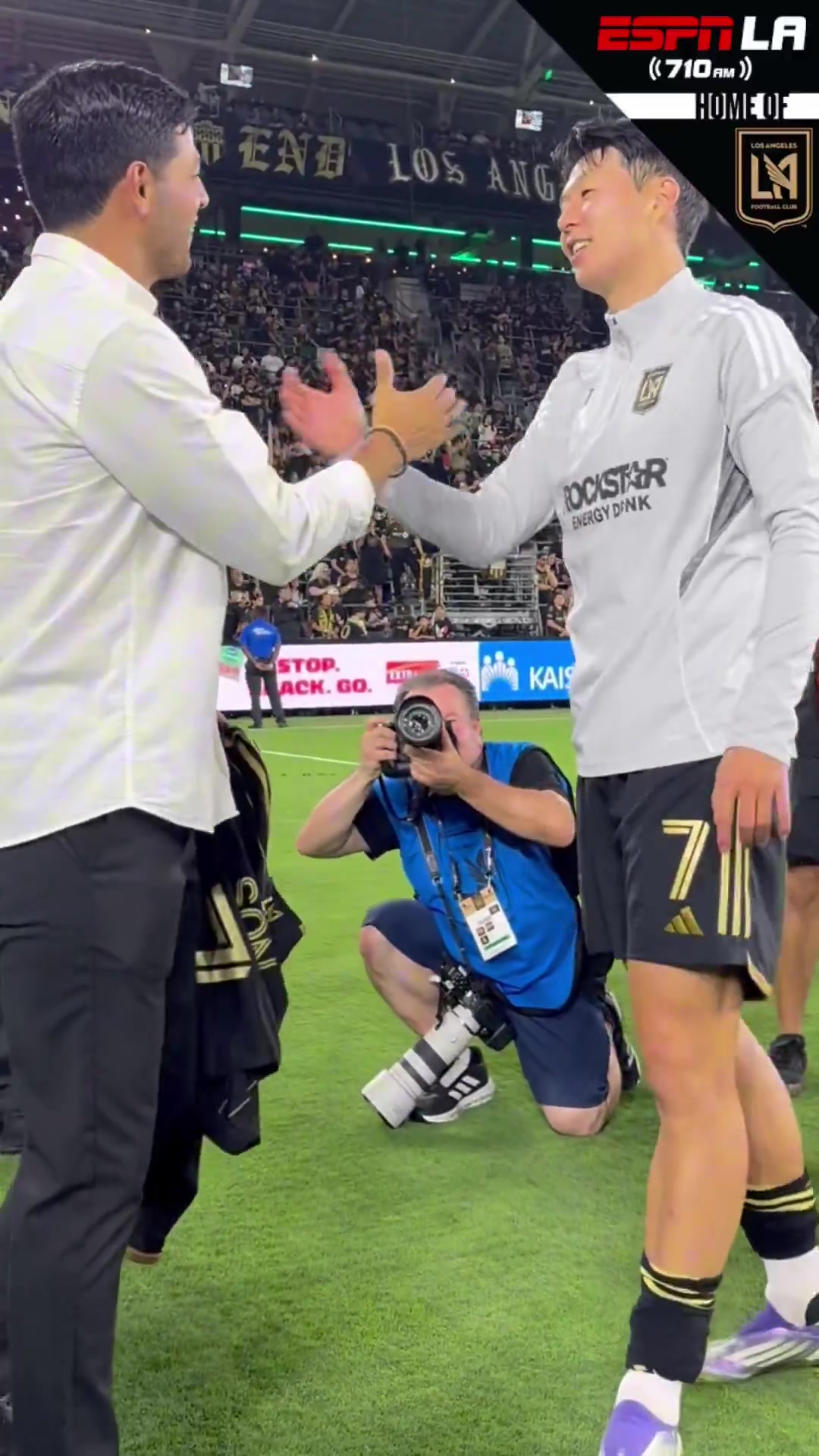 孫興慜賽后與洛杉磯FC名宿卡洛斯-貝拉互動，并為他簽名